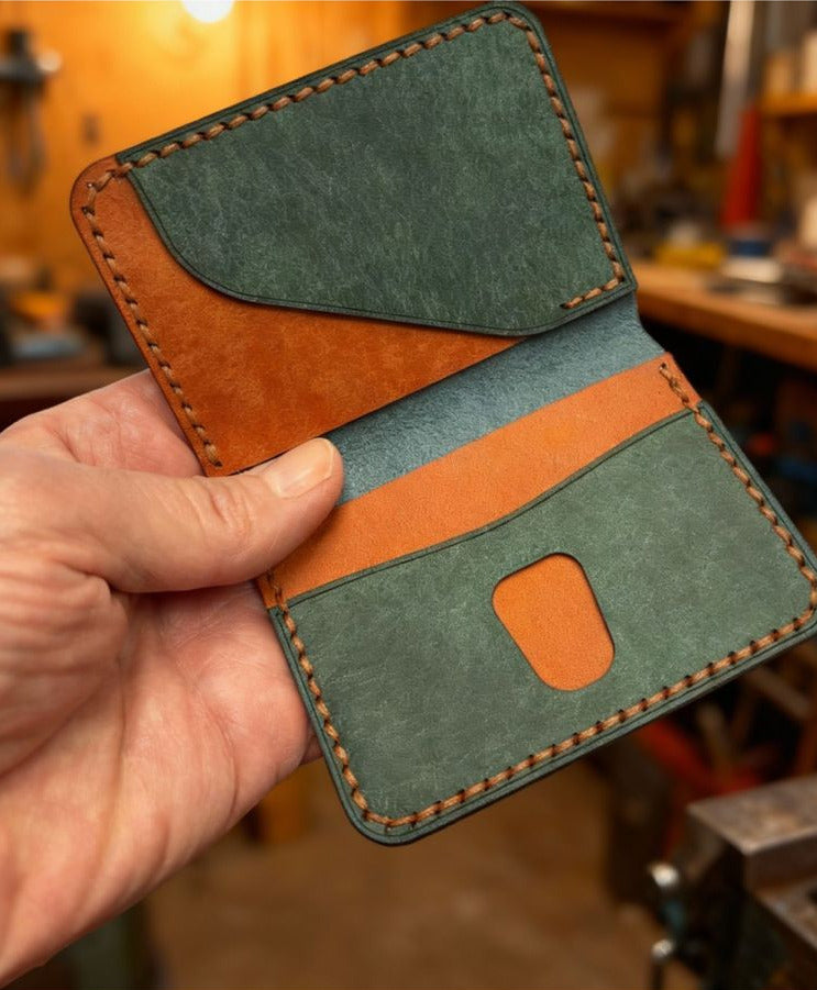 Bi-Fold Two-Tone Leather Card Holder - Patrolio & Olmo | Hand-Stitched